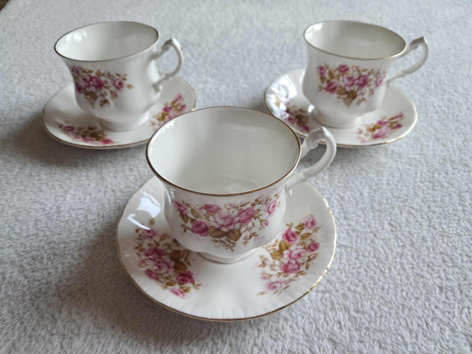 Mismatched teacups and saucers, Ophalen of Verzenden