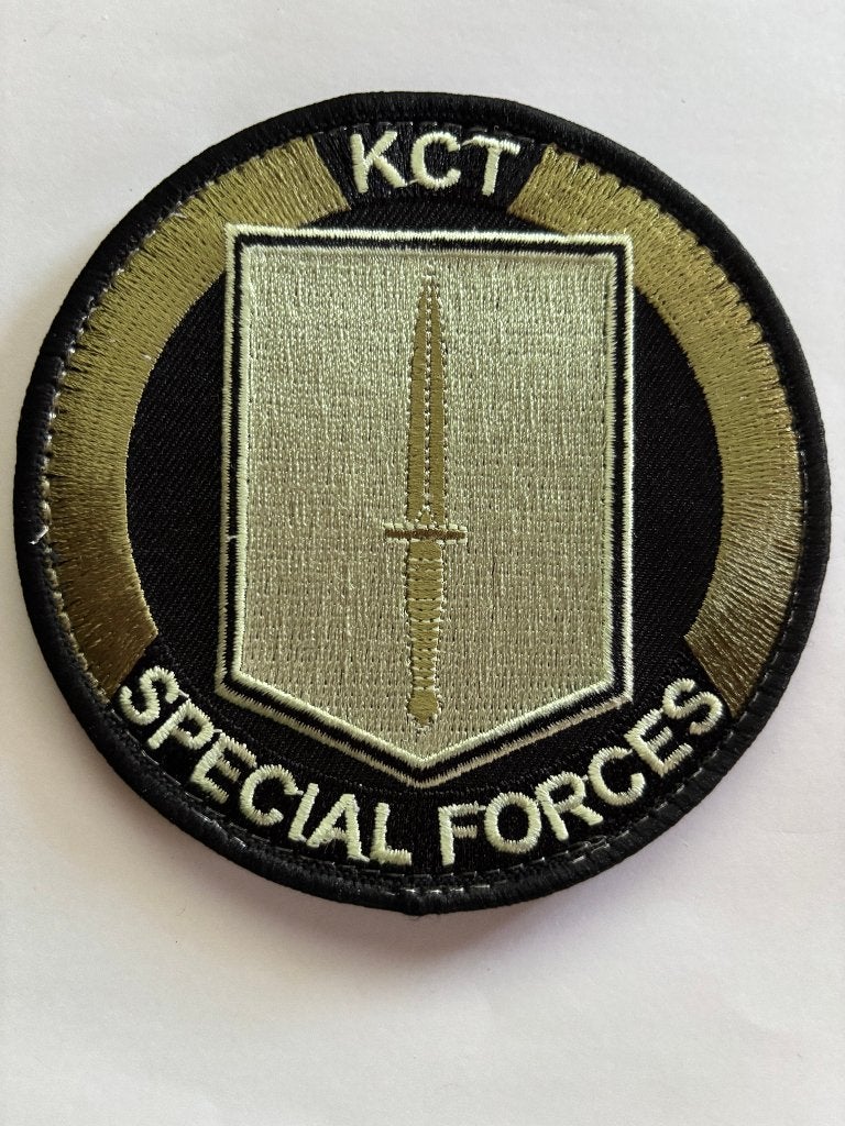 KCT badge no 3, Verzamelen, Militaria | Algemeen, Verzenden, Landmacht, Nederland, Kleding of Schoenen