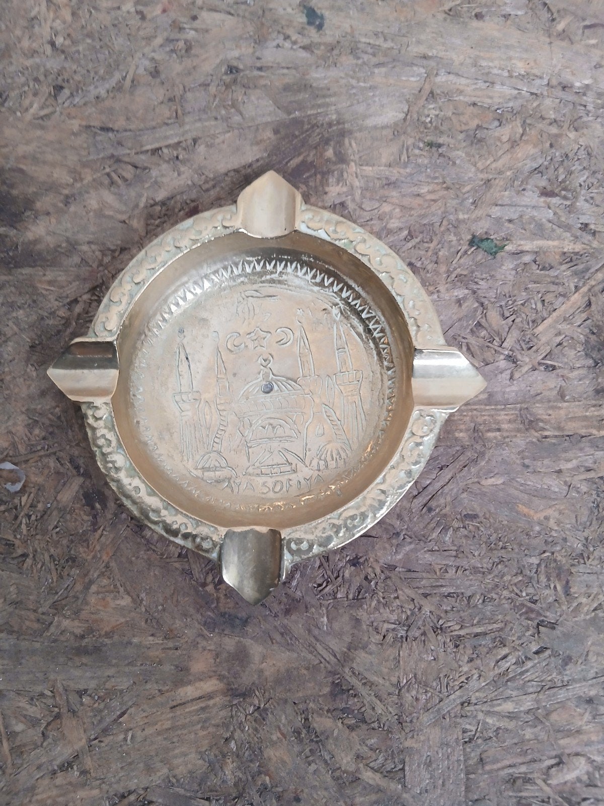 Vintage messing asbakje met Sofya gravure, Ø 10 cm, Gebruikt, Onbekend@voorbeeld.com, Onbekend, Ophalen of Verzenden