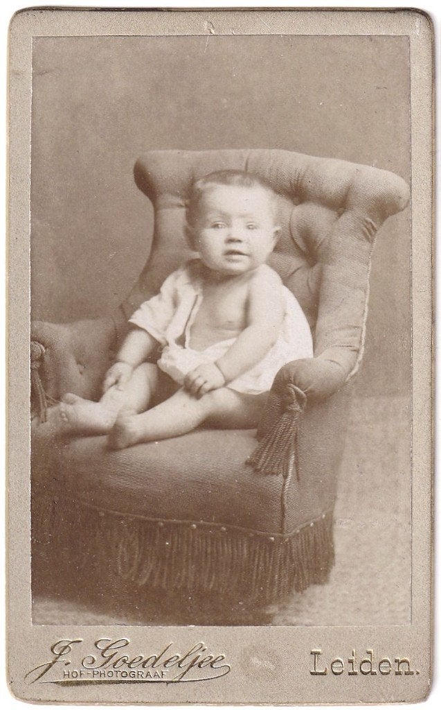 CDV - Kind Baby Stoel - Foto Goedeljee Leiden, Gebruikt, Foto, Ophalen of Verzenden, Voor 1940