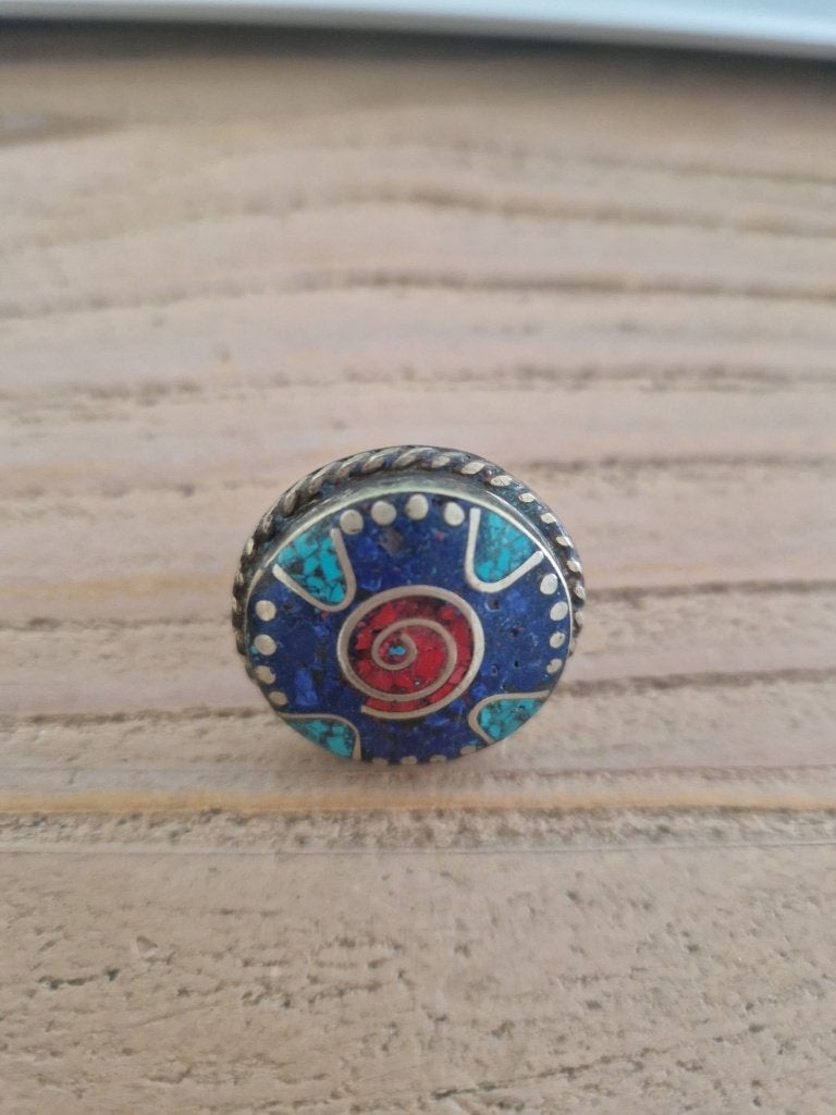 Tibetaans zilveren ring met lapis/koraal/turquoise. Mt 17., Ophalen of Verzenden, Zilver, Ring, Met edelsteen