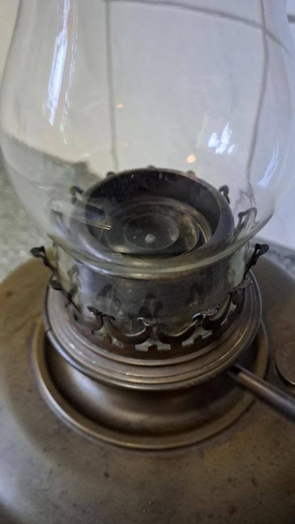Een mooie, oude petroleumlamp met glazen kap, Antiek en Kunst, Ophalen of Verzenden
