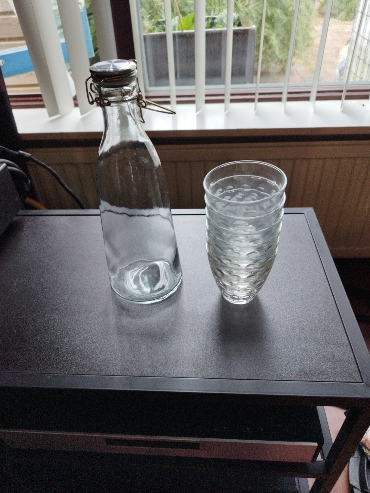Glazen fles met beugelsluiting en 6 glazen, Ophalen, Gebruikt, Met patroon/structuur, Transparant