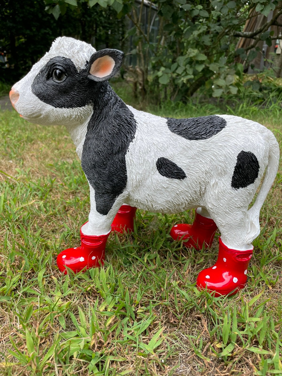 Kalf koe rode regenlaarsjes beeld tuin boerderij boer stal, Tuin en Terras, Tuinbeelden, Ophalen of Verzenden, Nieuw, Kunststof