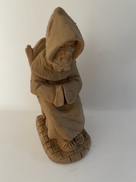 Oud stenen / terracotta beeld monnik / biddende man op stoel, Ophalen, Handgemaakt, 20 - 50 cm, Steen of Keramiek