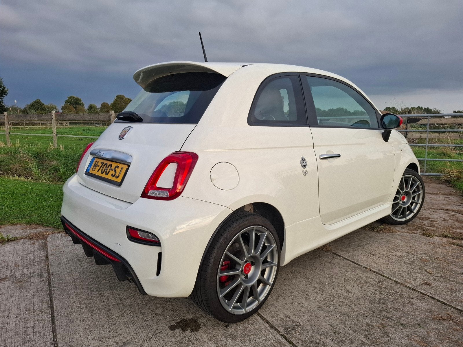 Foto 9 van Fiat 500 1.4 T-jet Abarth 595 145pk Wit 2019 Leder