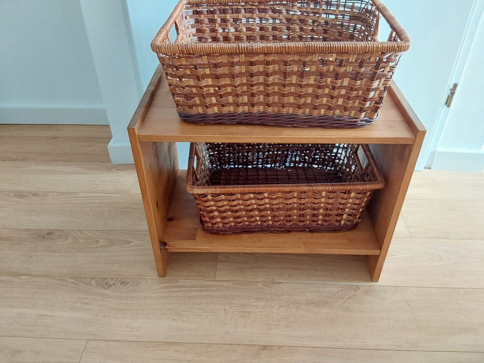 Houten rekje met rieten manden, Ophalen of Verzenden, Gebruikt