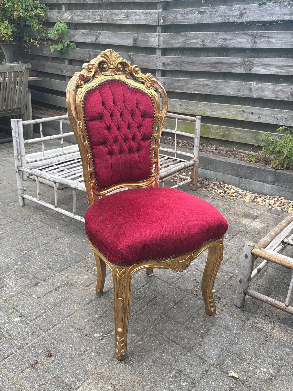 Barok stoel met rood fluweel en goudkleurig frame, Ophalen