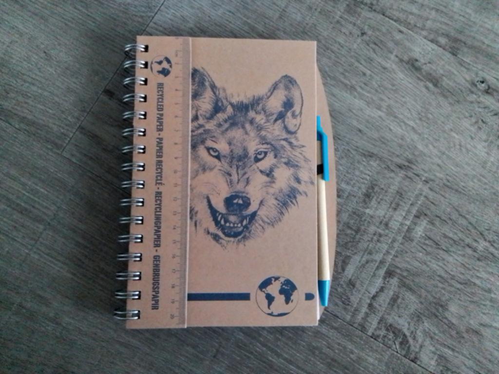 Nieuw schrijfboekje wolf met pen en liniaal, Diversen, Ophalen of Verzenden, Nieuw