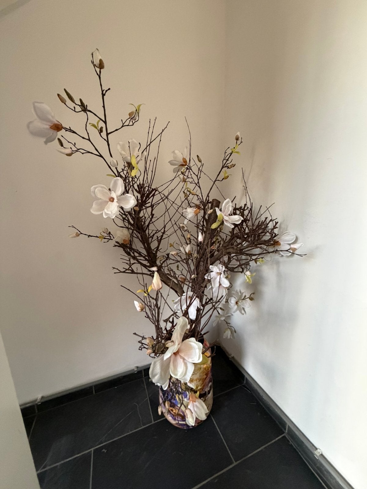 Grote vaas met echte stam met magnolia takken, Huis en Inrichting, Ophalen, Zo goed als nieuw