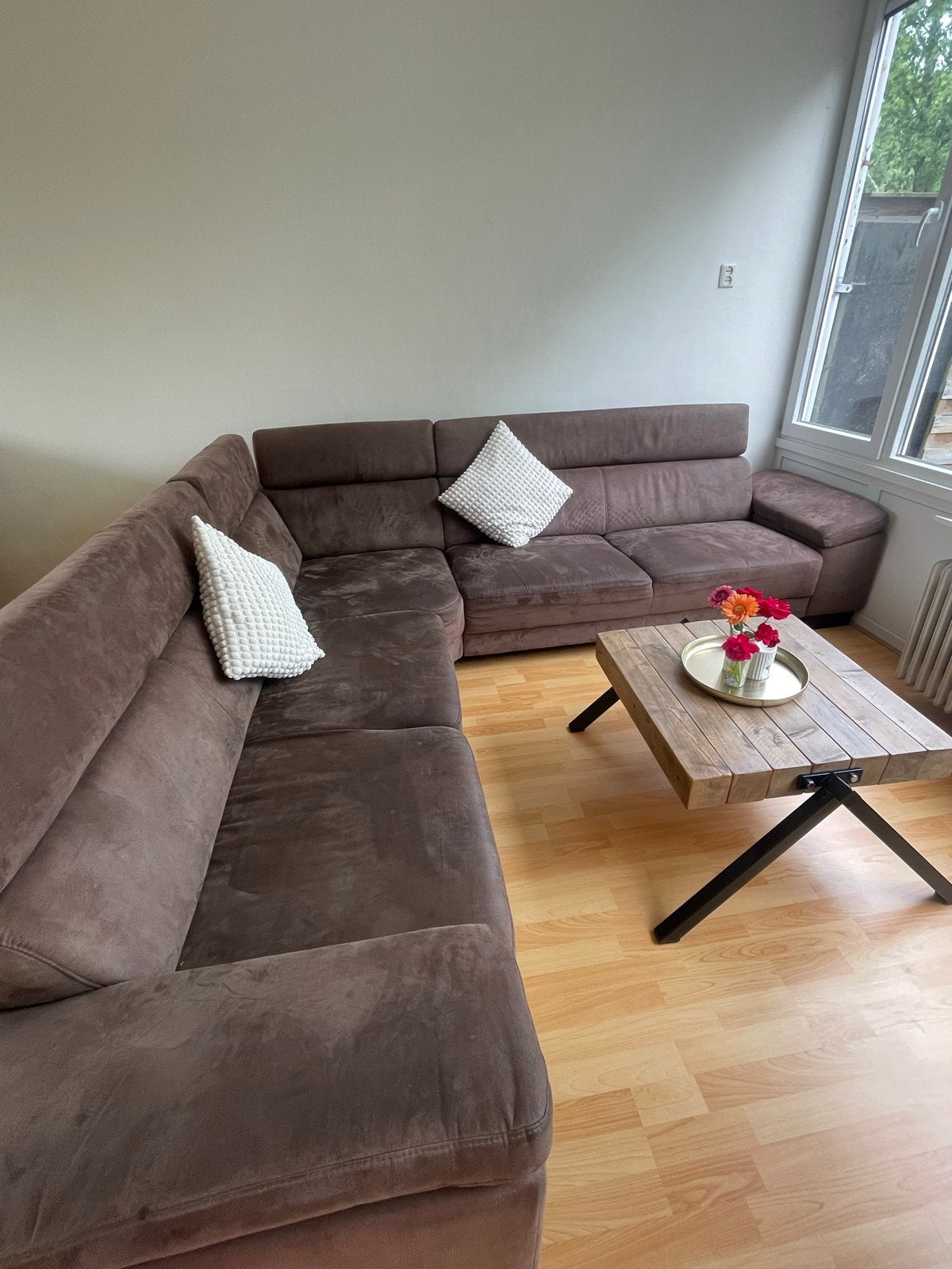 Comfortabele bruine hoekbank met verstelbare hoofdsteunen, Huis en Inrichting, 250 tot 300 cm, Gebruikt, 125 tot 150 cm, Hoekbank