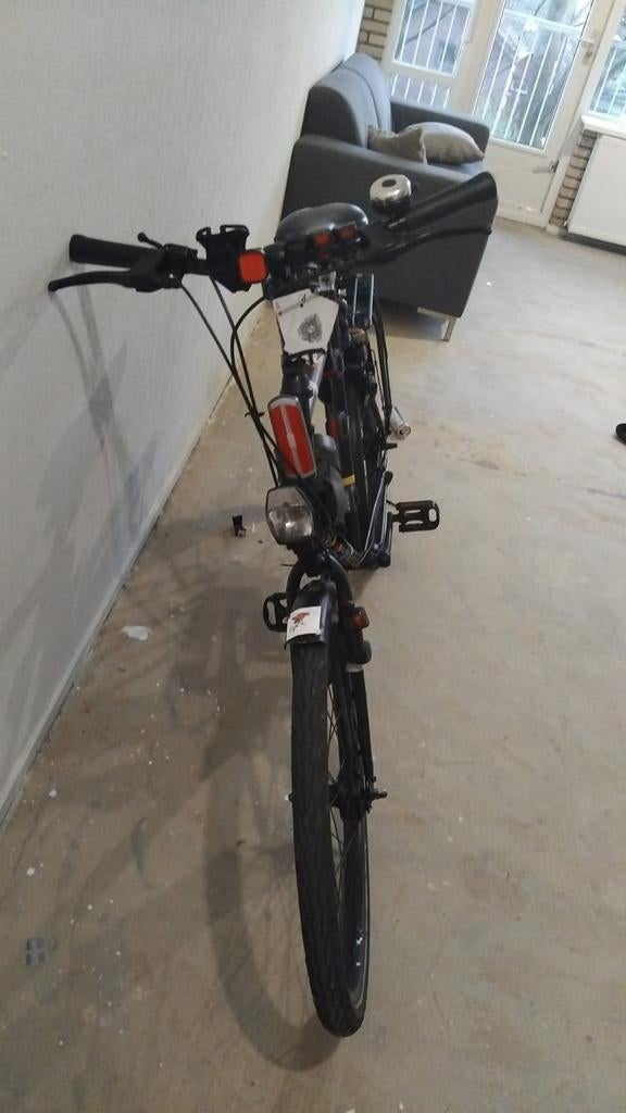 Zwarte fiets met bagagedrager en verlichting, Fietsen en Brommers, 53 tot 56 cm, Ophalen of Verzenden, Gebruikt, Overige merken