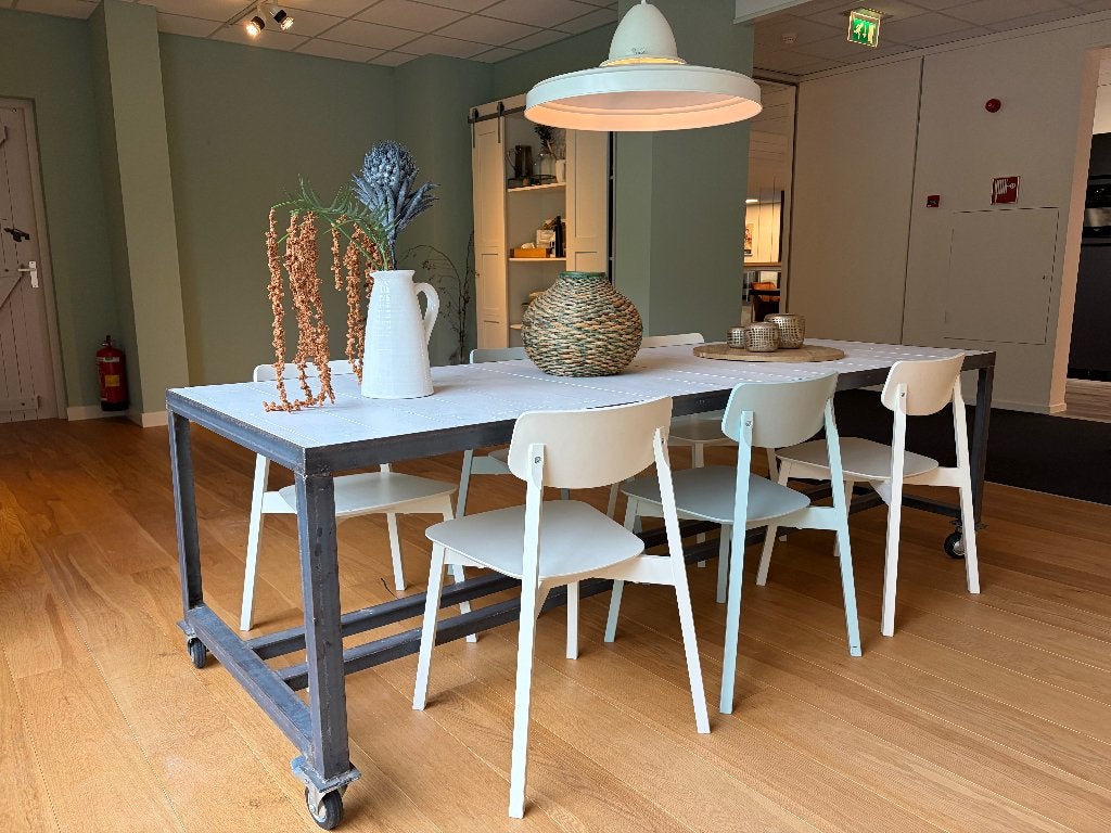 Grote Tafel + stoelen  kast+lamp, Huis en Inrichting, Tafels | Eettafels, Ophalen, Overige materialen, Gebruikt, 200 cm of meer