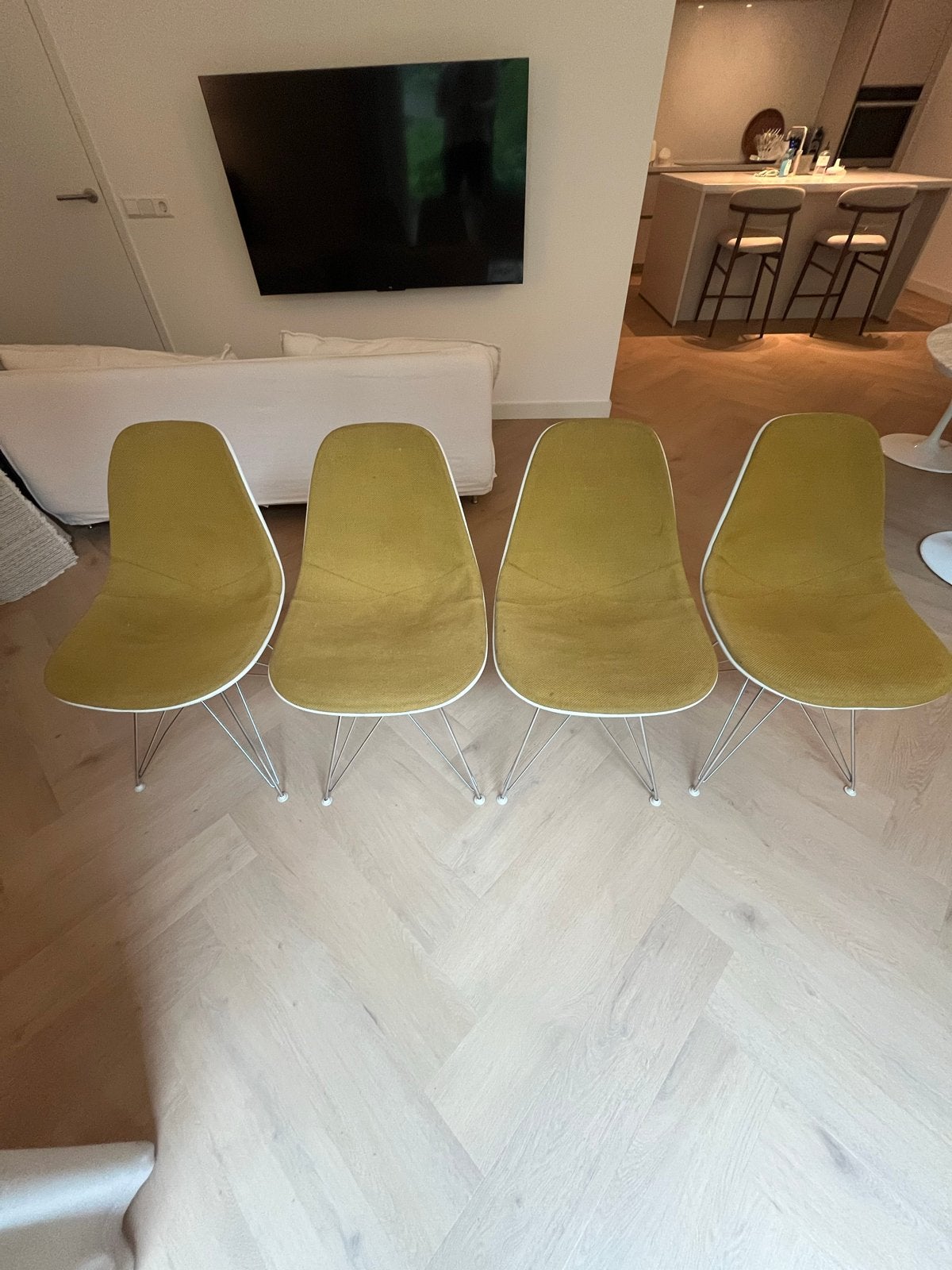 4 Eames stoelen, Eiffel base en mosterdgele bekleding, Ophalen, Kunststof, Gebruikt, Overige kleuren