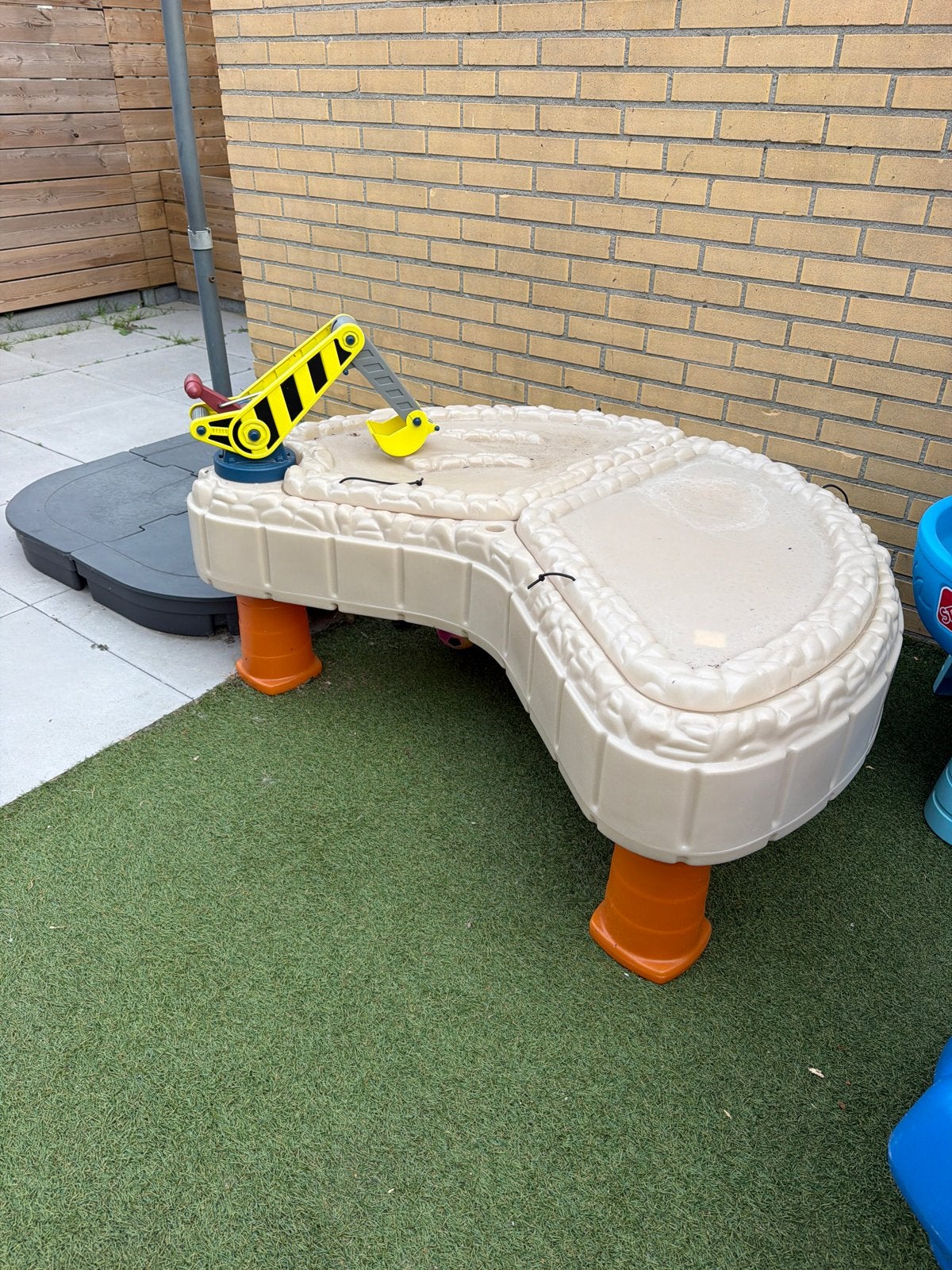 Little Tikes Zand- en watertafel incl. Parasol, Ophalen, Zo goed als nieuw