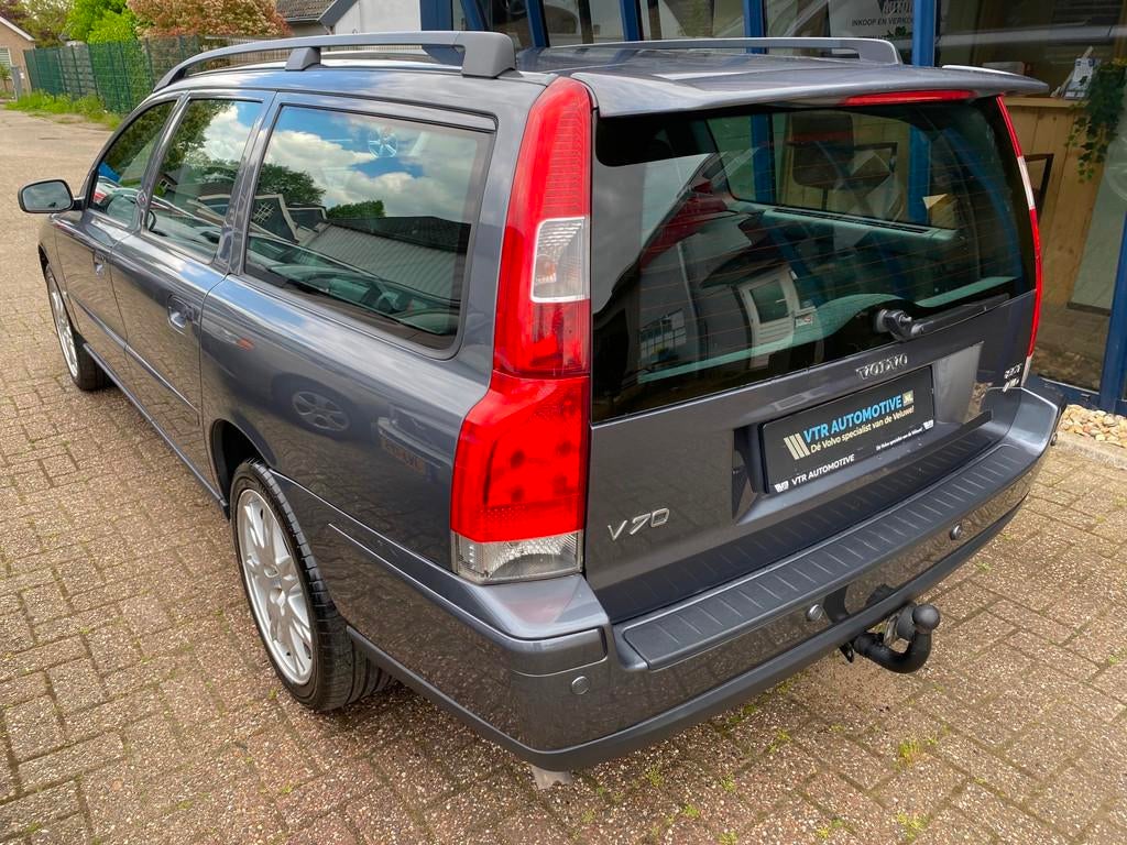 Volvo V70 2.5T Momentum AWD 210PK, Auto's, Gebruikt, Zwart, 2521 cc, Handgeschakeld