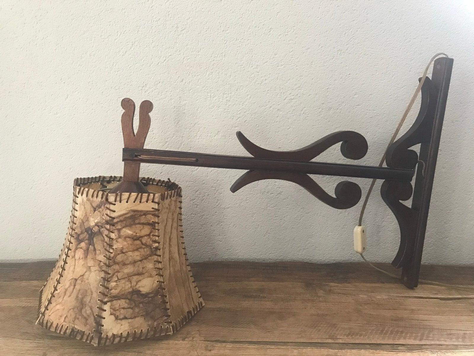 Vintage wandlamp met houten arm en perkamenten kap, Ophalen of Verzenden