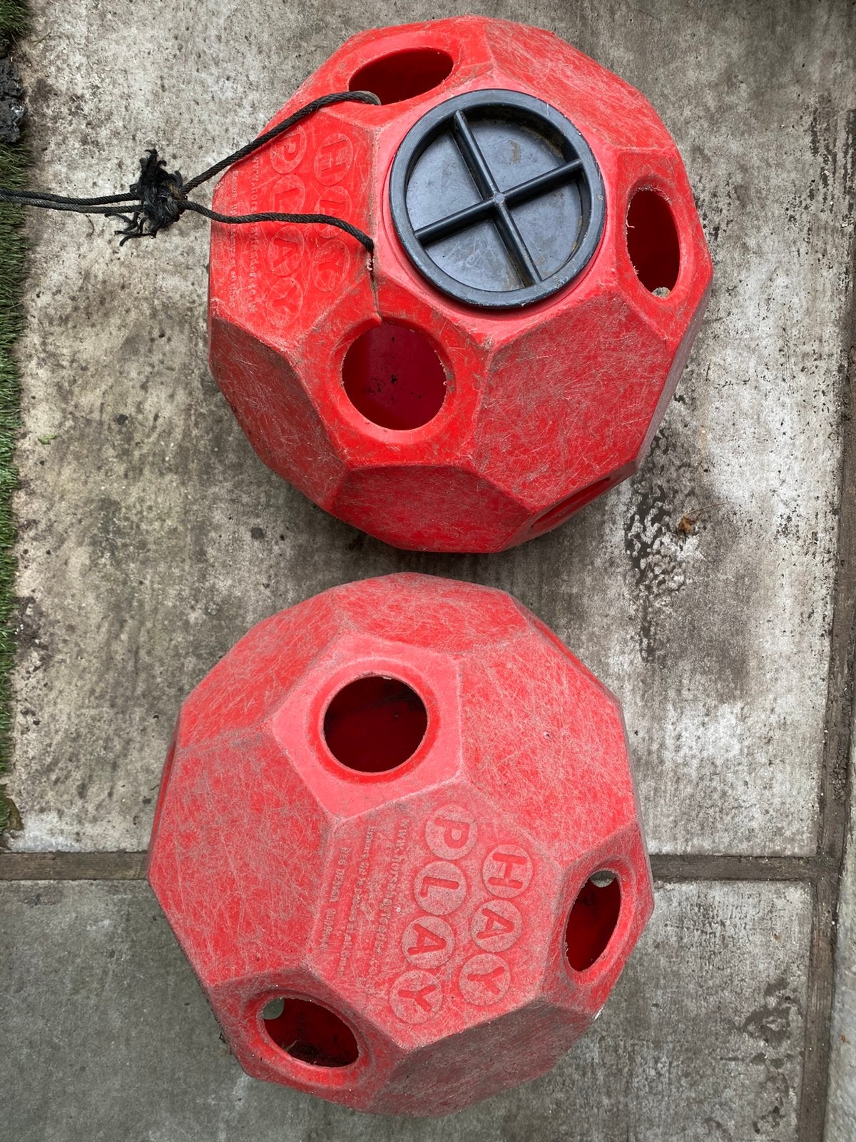 HAY PLAY bal l 2 stuks beschikbaar kleur Rood, Dieren en Toebehoren, Paarden en Pony's | Overige Paardenspullen, Ophalen of Verzenden