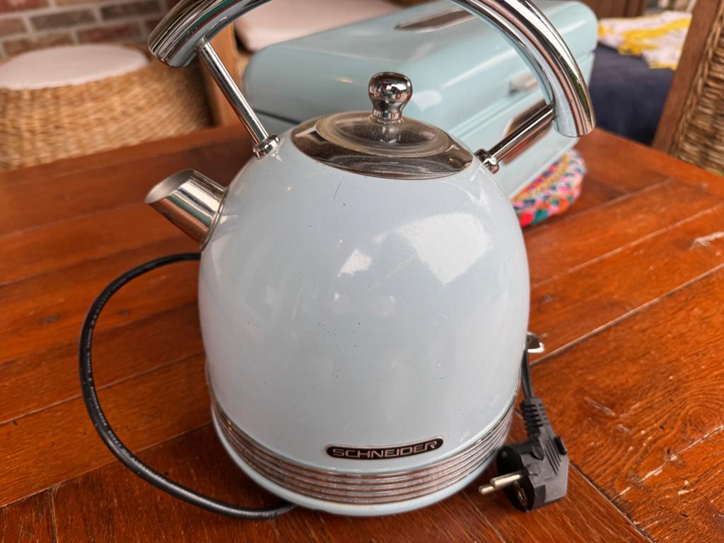 Schneider waterkoker babyblauw met bijpassende broodtrommel, Witgoed en Apparatuur, Waterkokers, 1 tot 2 liter, Ophalen of Verzenden