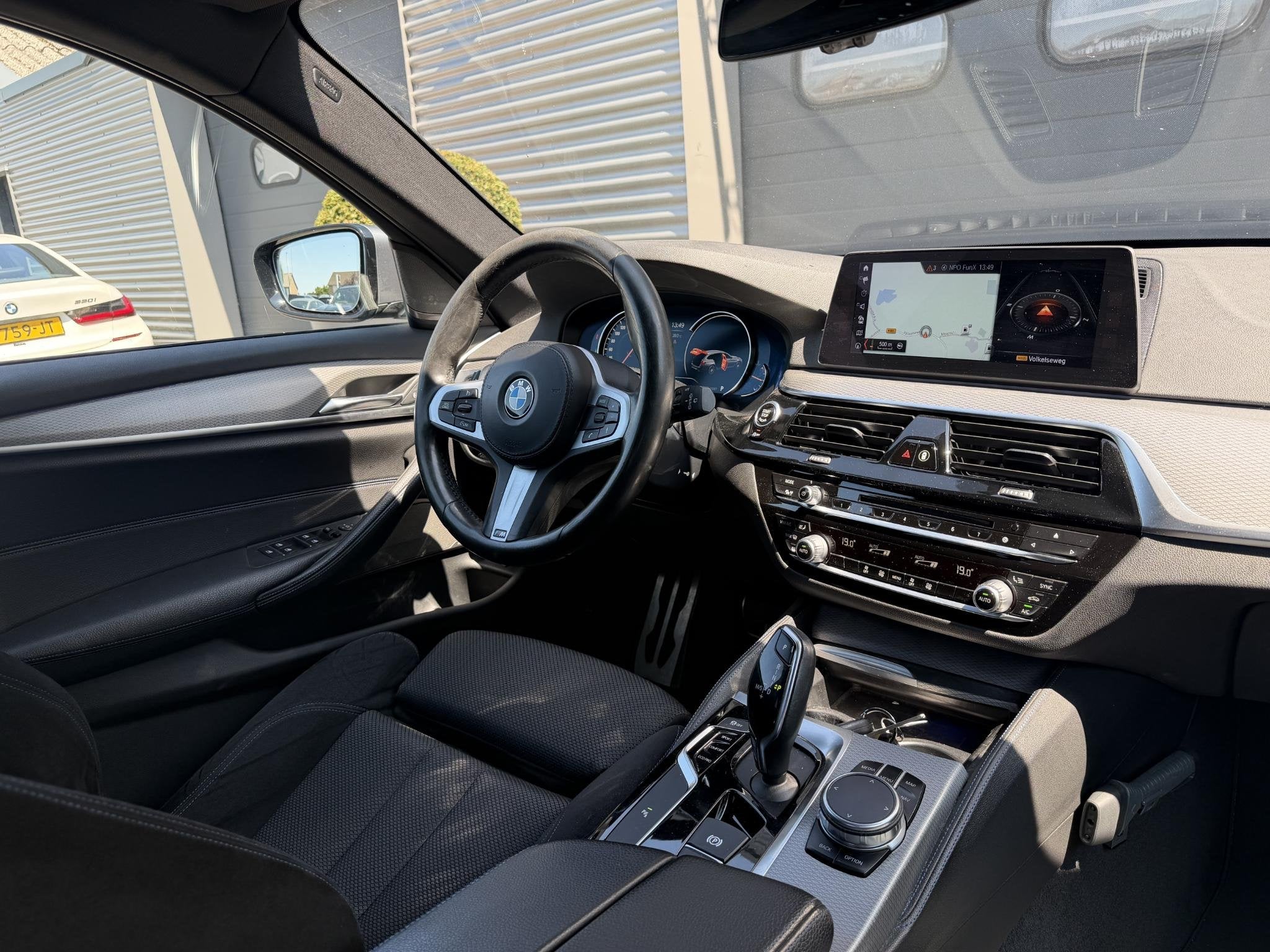 BMW 5-serie Touring 520d Executive M-Sport | Camera | Harmon, Auto's, BMW, Automaat, Achterwielaandrijving, 2000 kg, Alcantara