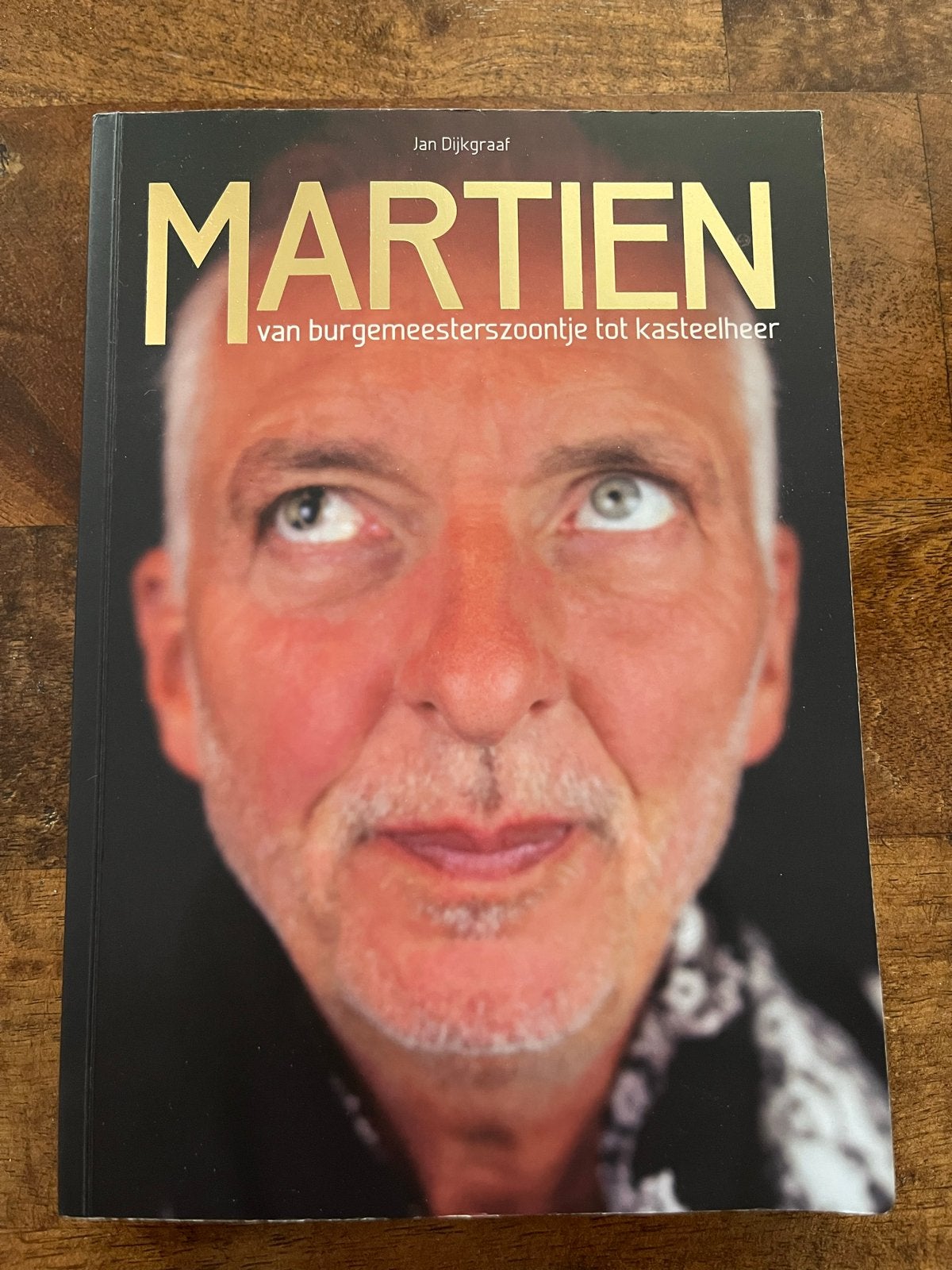 Martien: van burgemeesterszoontje tot kasteelheer, Boeken, Ophalen of Verzenden, Zo goed als nieuw, Film, Tv en Media