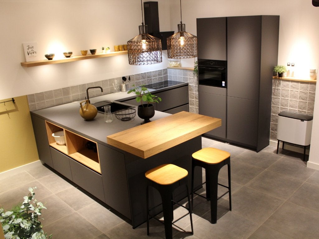 AF14 – Häcker designkeuken met eiland en Bosch apparatuur, Ophalen, Beckermann Küchen GmbH, Zwart, Overige typen