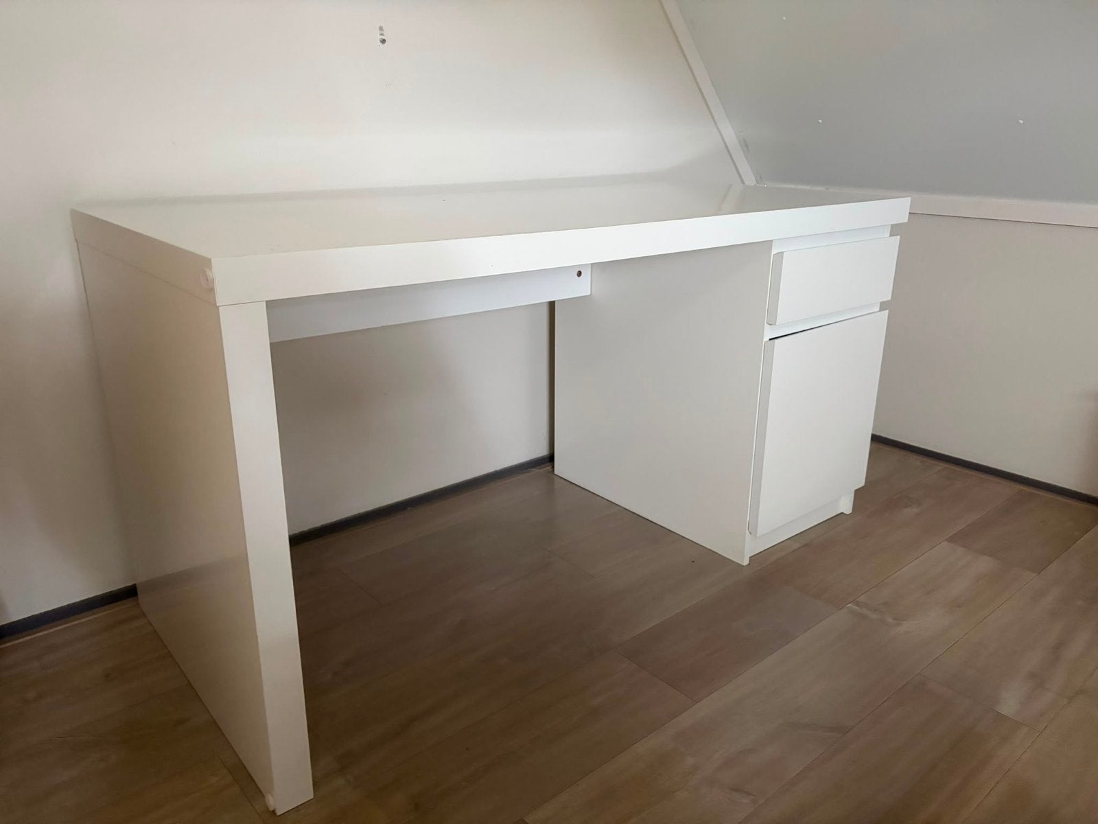 Wit IKEA MALM bureau met lade en kastje - 140x65 cm, Ophalen, Gebruikt, Met lades, Spaanplaat of MDF