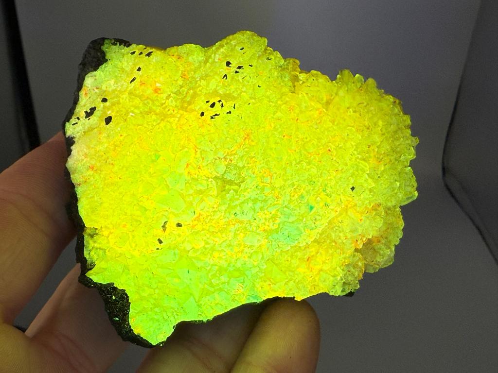 Powerboll grote geode mineralen fluorescerende UVActief, Ophalen of Verzenden, Mineraal