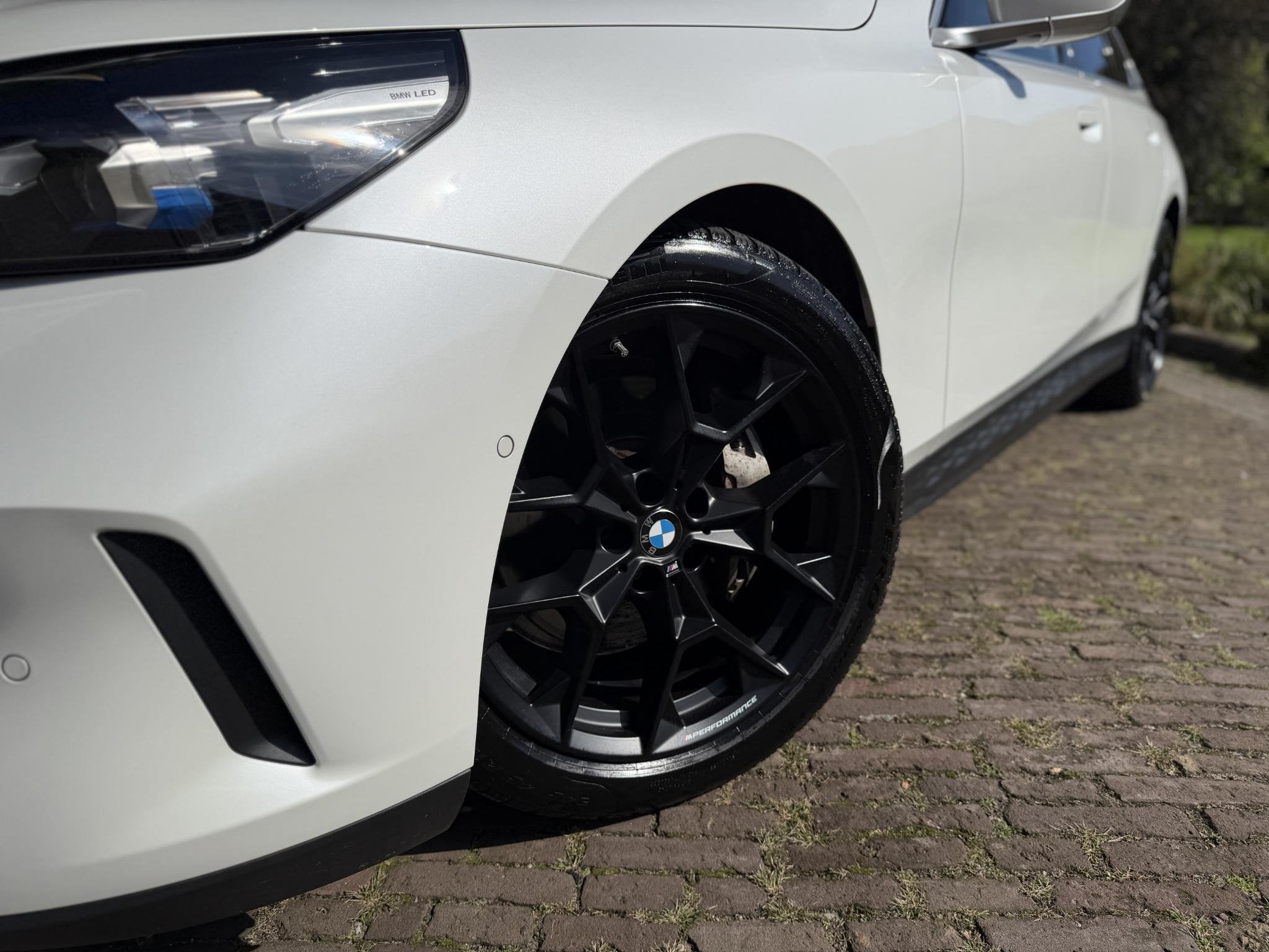 BMW i5 Touring eDrive40 Business Edition 84 kWh | SOH 96% |, Auto's, Automaat, Achterwielaandrijving, Zwart, Automatische klimaatregeling