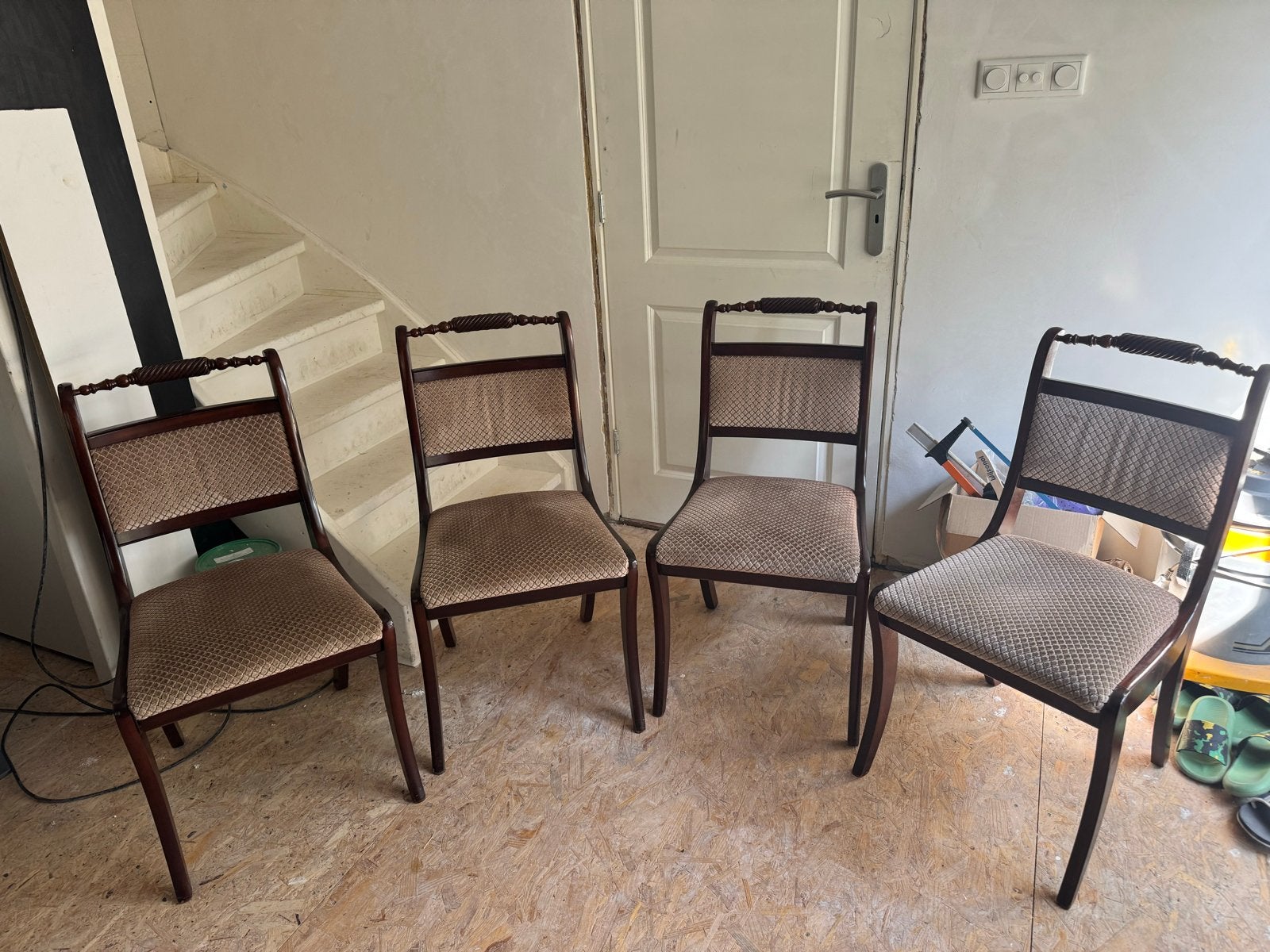 Set van 4 klassieke houten stoelen met gestoffeerde zitting, Antiek en Kunst, Ophalen