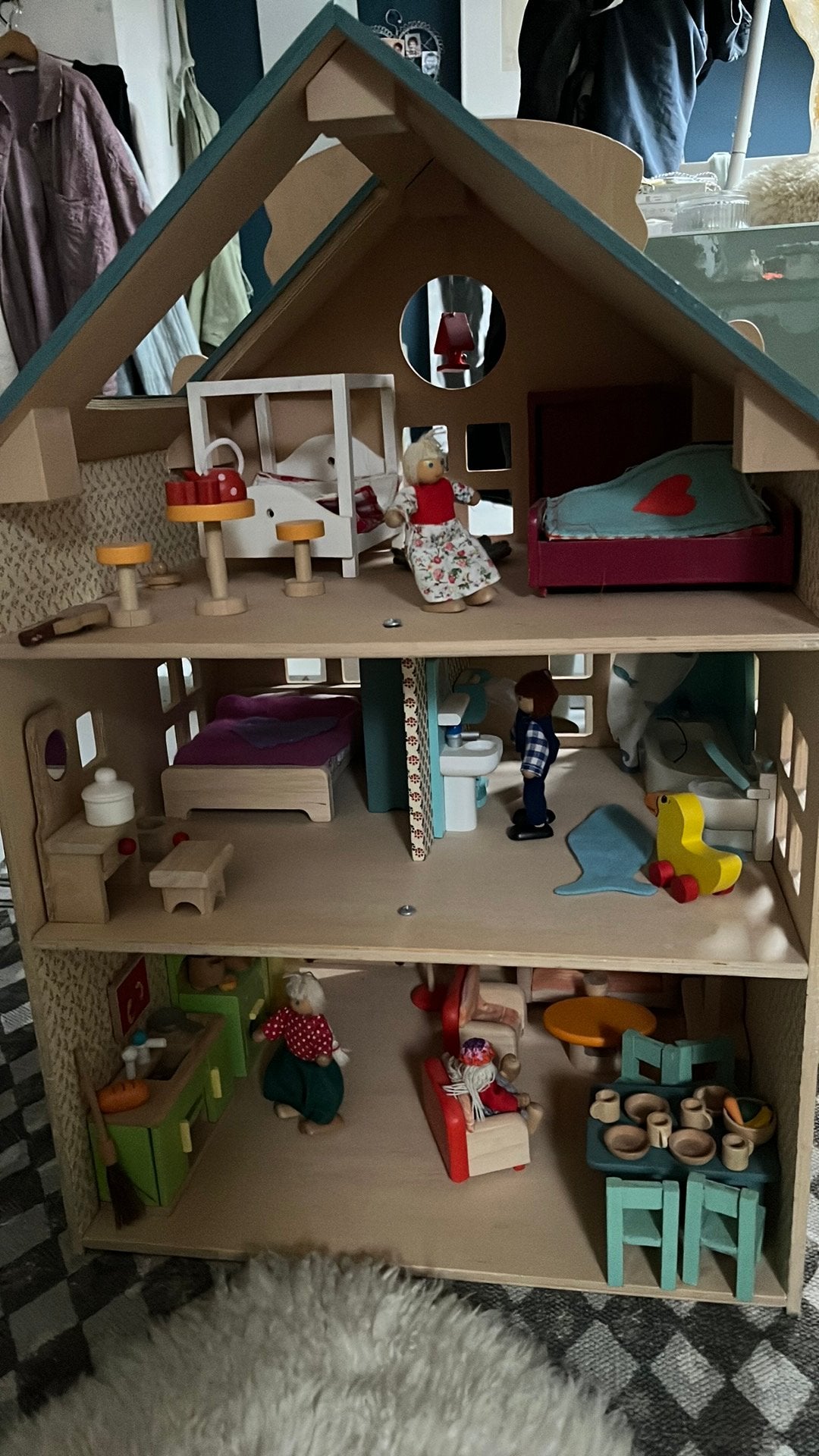 Poppenhuis compleet met meubels en poppenfamilie, Ophalen, Zo goed als nieuw, Poppenhuis