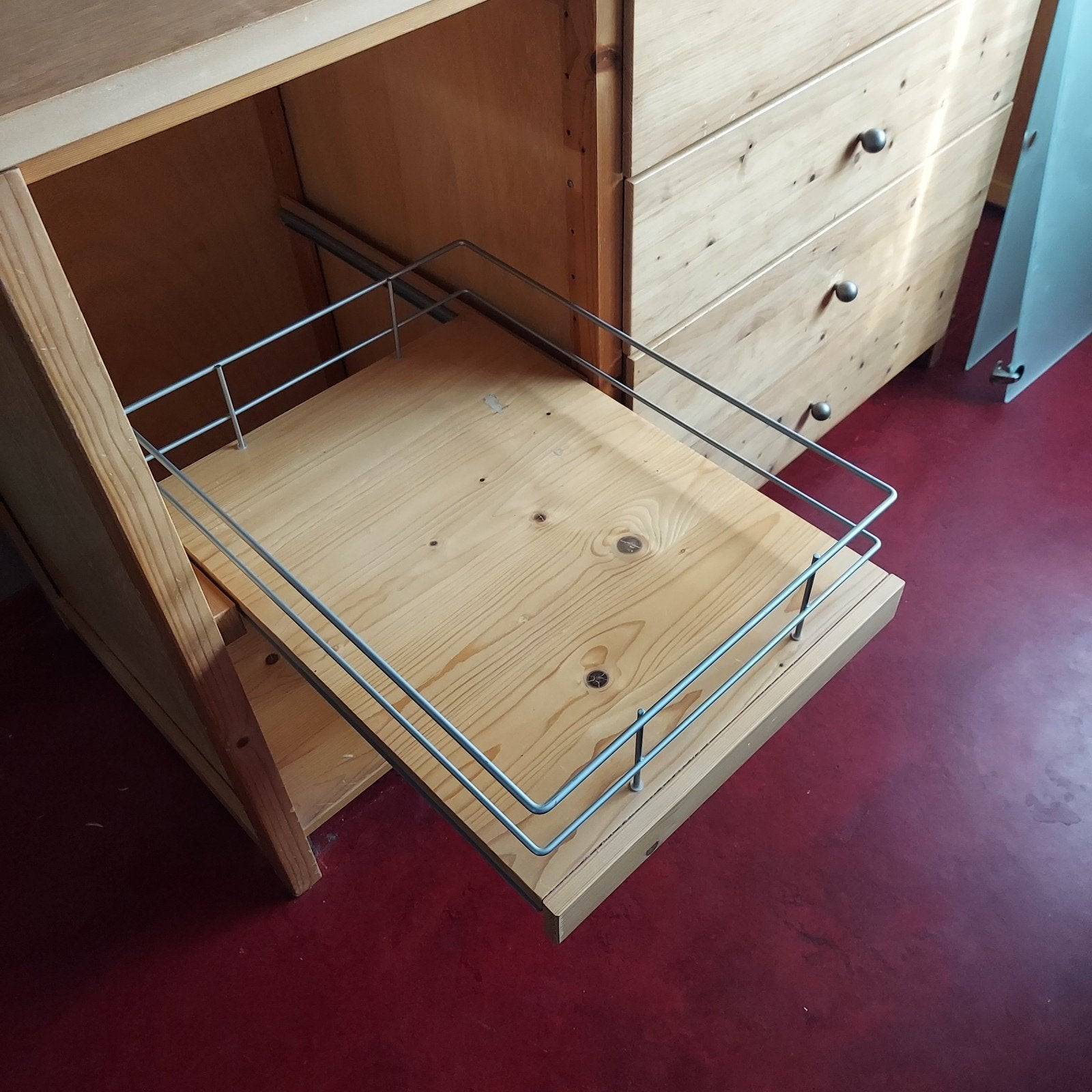 Houten ladekast met glazen deuren en uittrekbare manden, Ophalen, Grenenhout, Gebruikt, Modern, functioneel