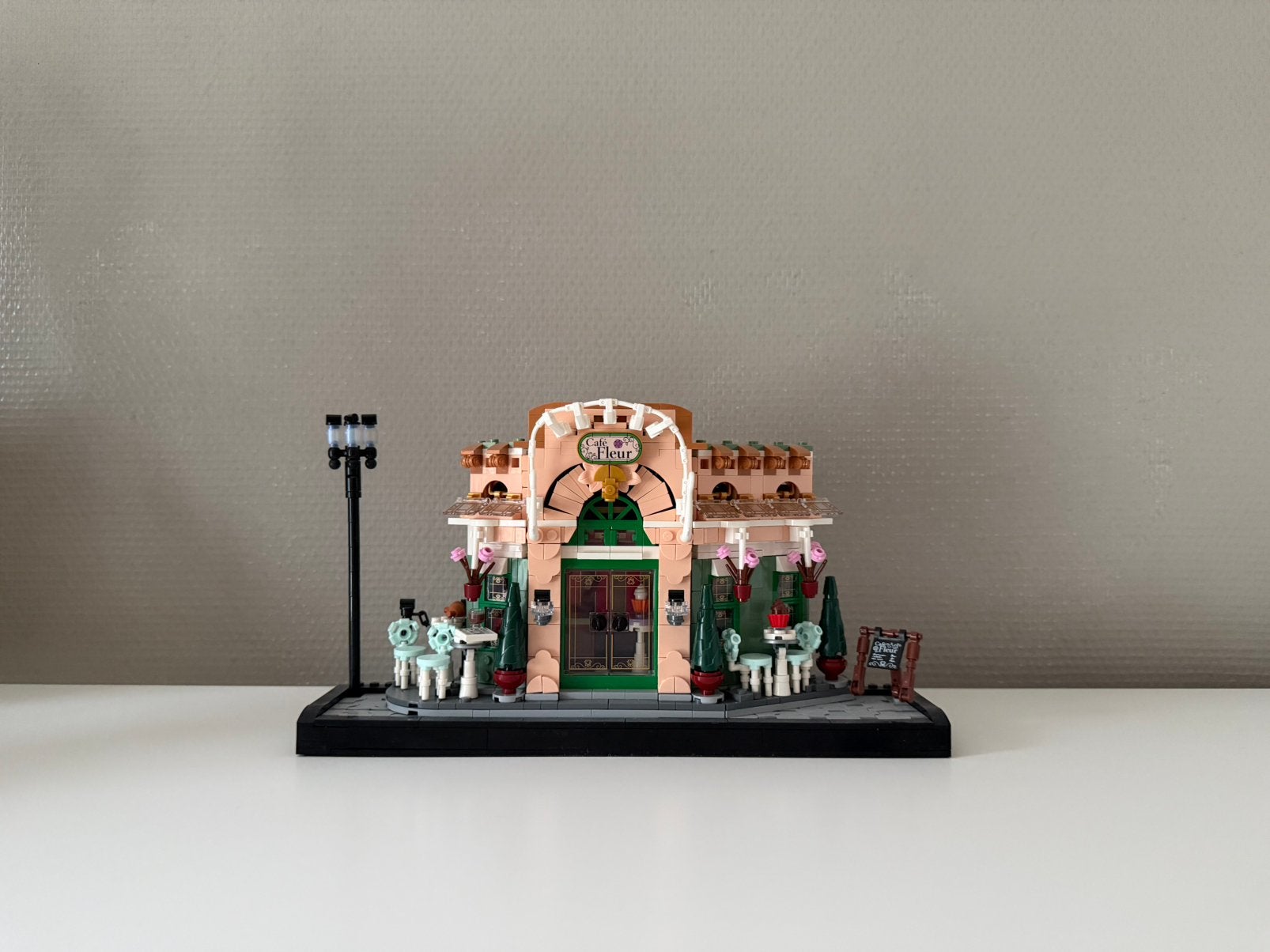 LEGO Icons Frans café #10362, Lego, Ophalen of Verzenden, Zo goed als nieuw, Inclusief accessoires