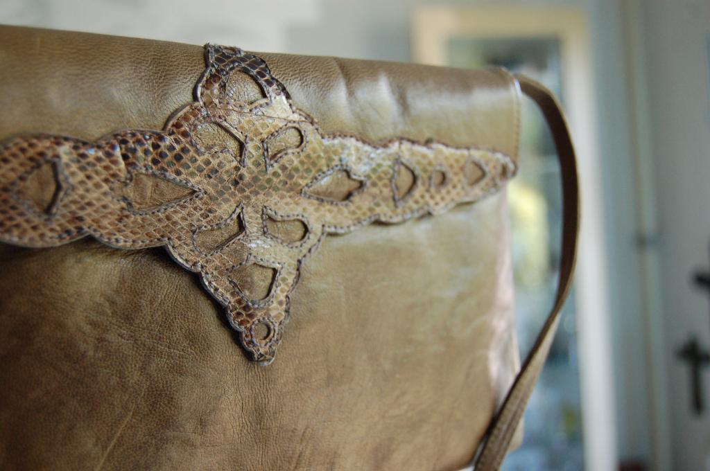 April in Amsterdam: design envelop tas- clutch van leer, Antiek en Kunst, Ophalen of Verzenden