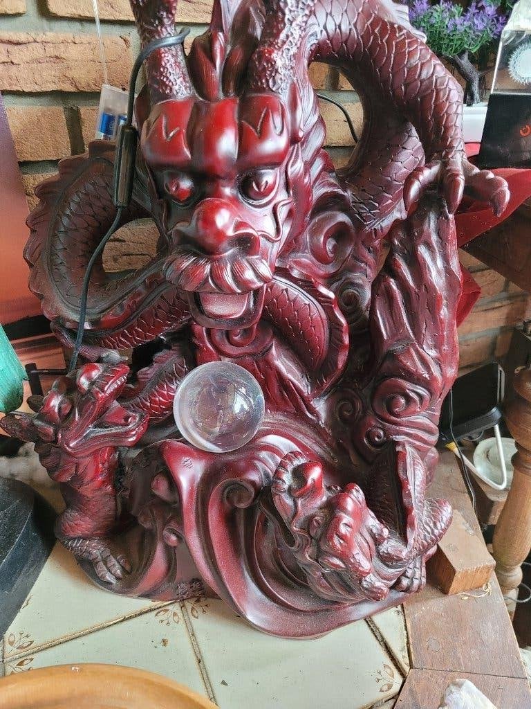 Grote Chinese rode draak met kristallen bol 58 x 40 x 30., Antiek en Kunst, Ophalen