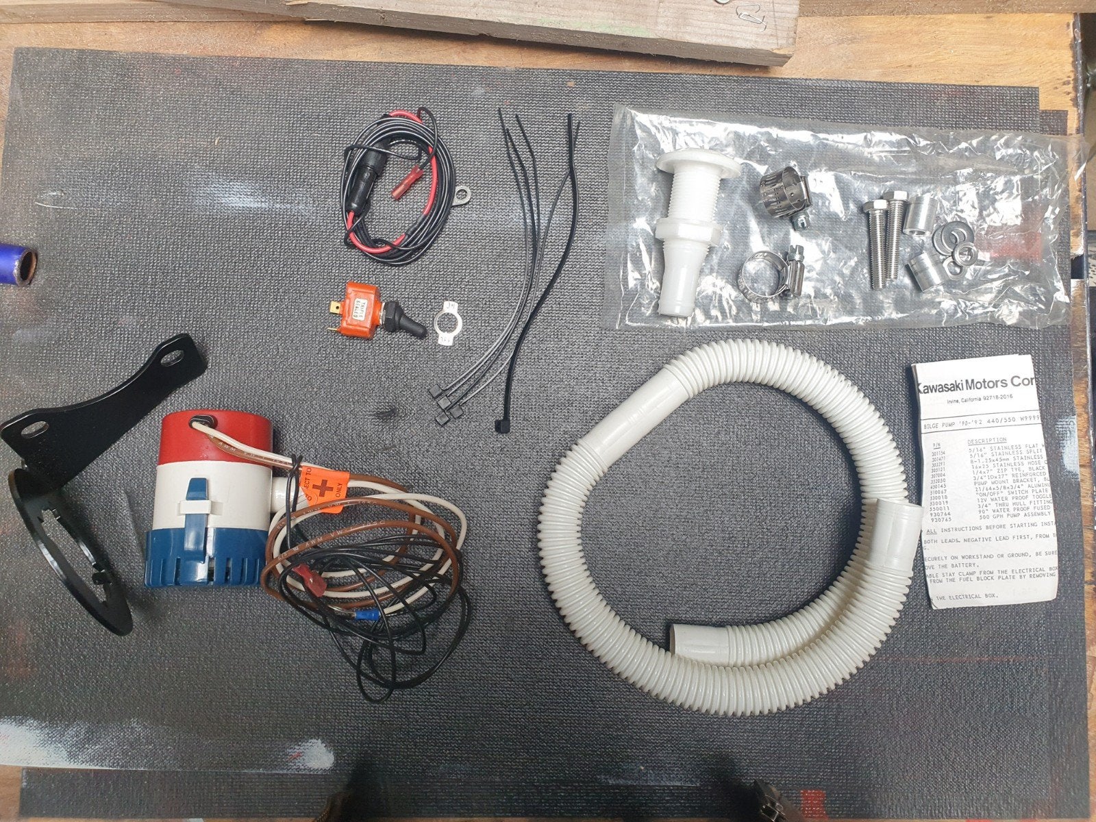 Nieuwe 12V set bilgepomp met schakelaar en aansluitmateriaal, Ophalen of Verzenden, Nieuw, Motor en Techniek, Zeilboot of Motorboot