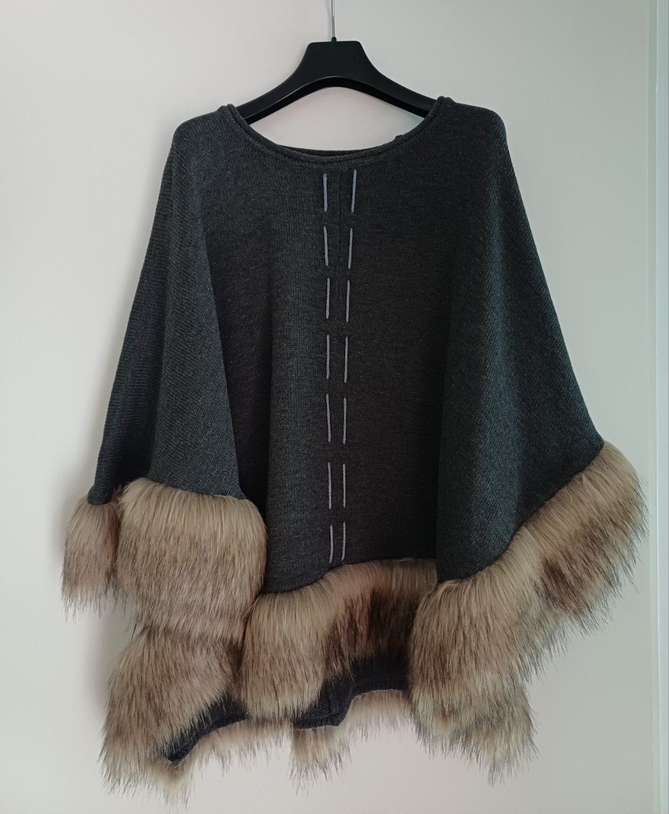 Stijlvolle Poncho met Bontdetails - Maat M, Onbekend, Ophalen of Verzenden, Zo goed als nieuw, Grijs