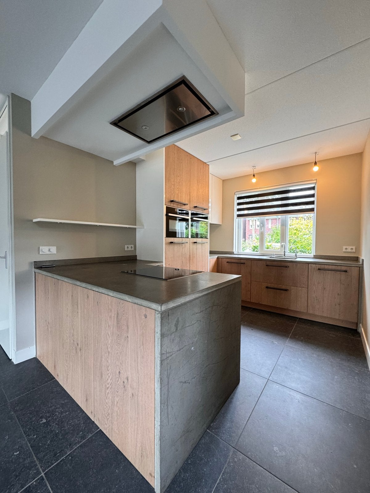 Moderne Hoekkeuken met Kookeiland en Inbouwapparatuur neff, Huis en Inrichting, Ophalen, Bruin, Hoekkeuken, Graniet of Steen