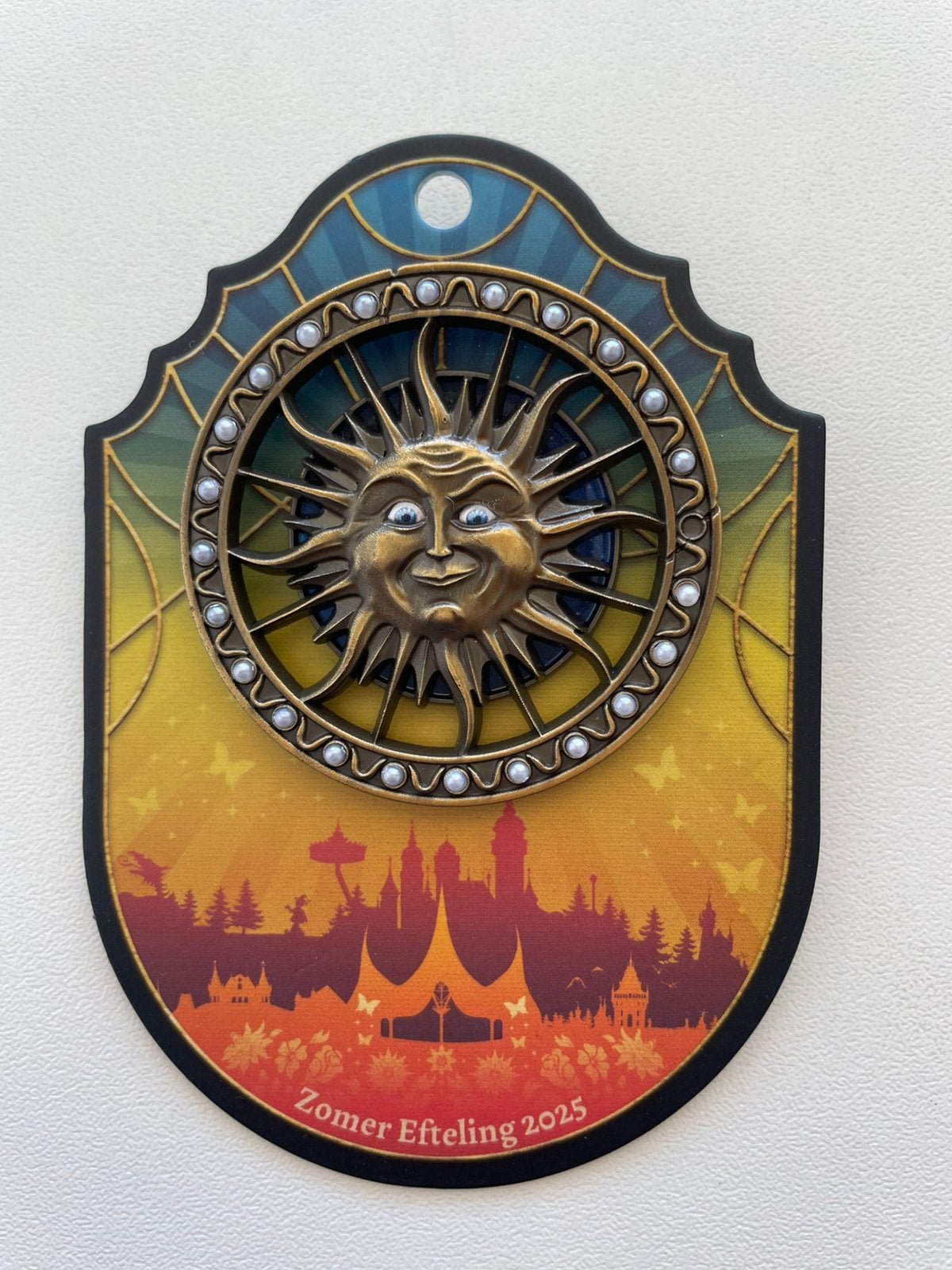 Efteling pin Zomer Efteling 2025 op kaartje EPP 495, Ophalen of Verzenden, Nieuw, Button of Speldje