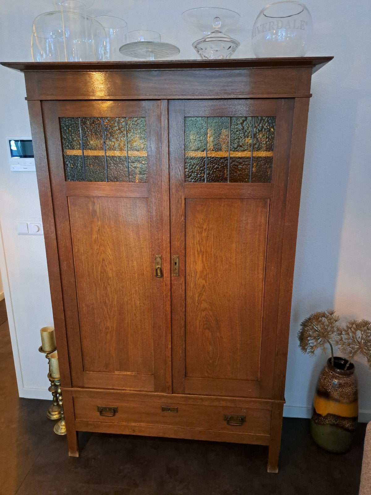 Antieke art-deco linnenkast met gemateerd glas in lood, Ophalen