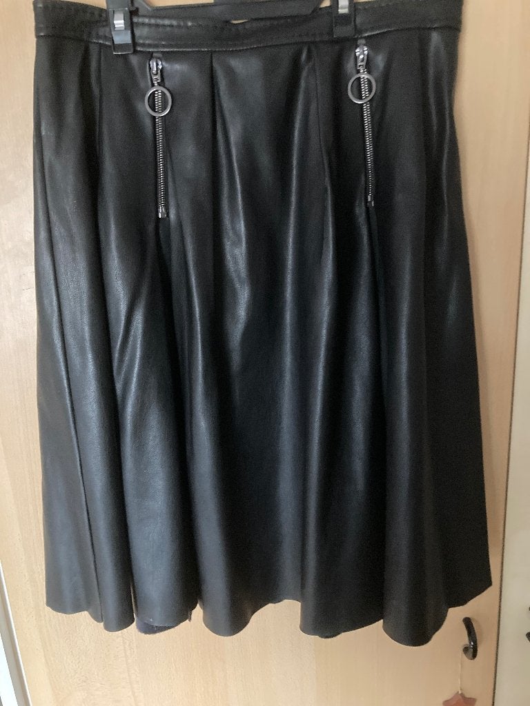 zwarte  faux leren rok sportmax met plooitjes + ritsen mt 42, Kleding | Dames, Sportmax (maxmara), Zwart, Maat 42/44 (L), Ophalen of Verzenden