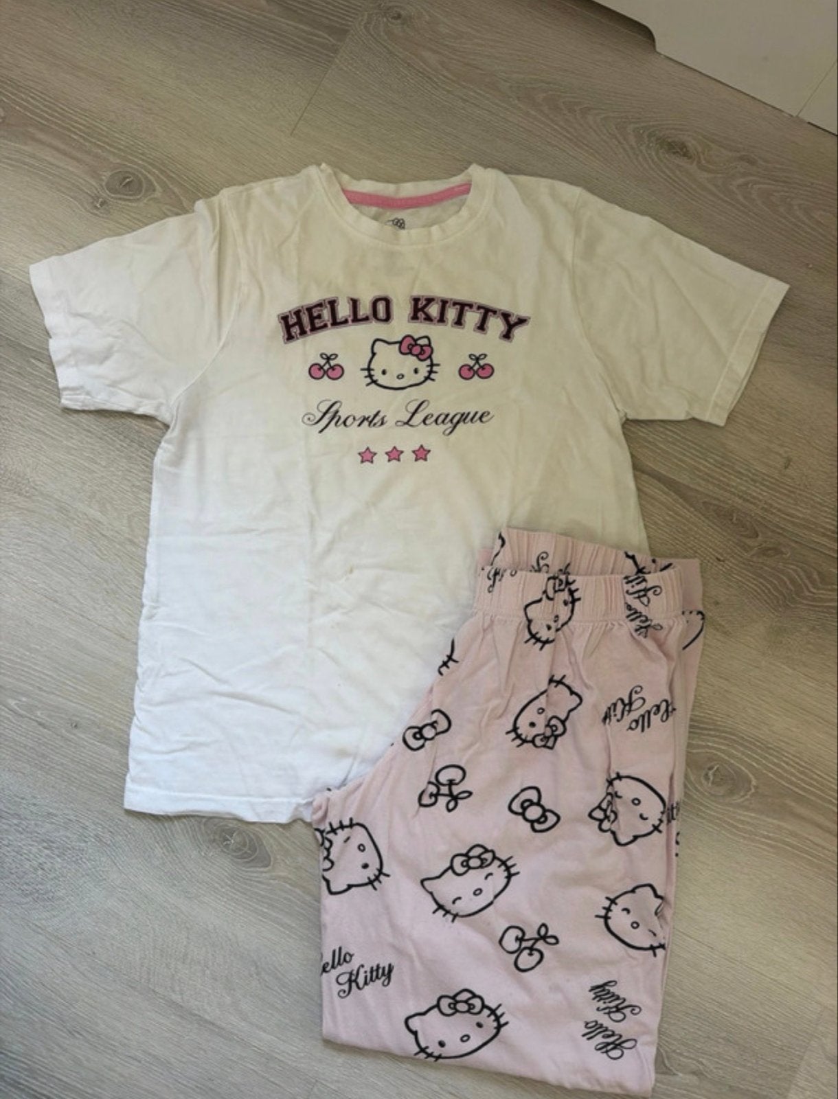 Hello Kitty Pyjama Set - T-shirt & Broekje, Ophalen of Verzenden, Gedragen, Maat 38/40 (M)
