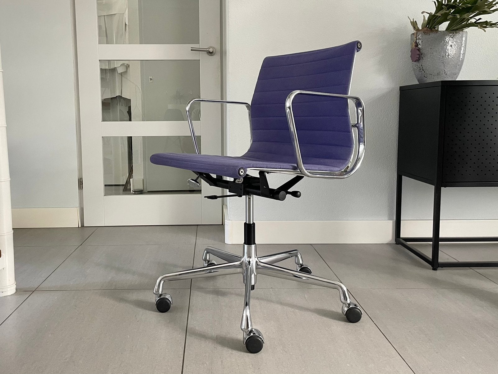 1x Vitra Eames ea117 hopsak paars chroom, Vitra, Paars, Ophalen of Verzenden, Zo goed als nieuw