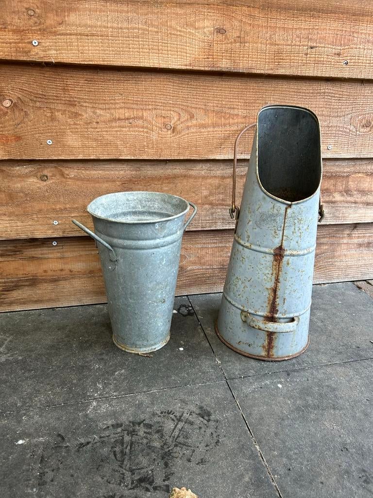 Gietijzeren kolenkit en zinken emmer, Ophalen