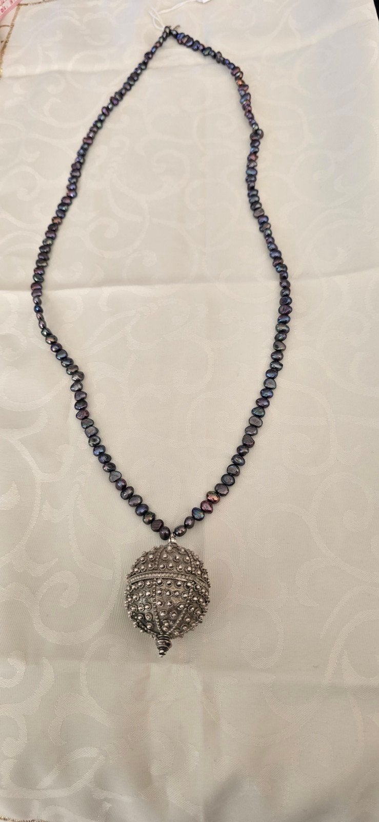 Lang collier zwarte parel met bijzondere zilveren hanger, Ophalen of Verzenden, Zilver, Zilver
