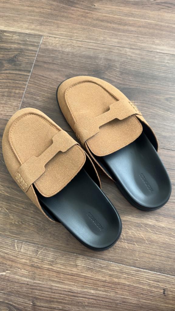 Hermès Oran Slippers Bruin Suède, Kleding | Dames, Schoenen, Ophalen of Verzenden, Zo goed als nieuw, Bruin, Slippers