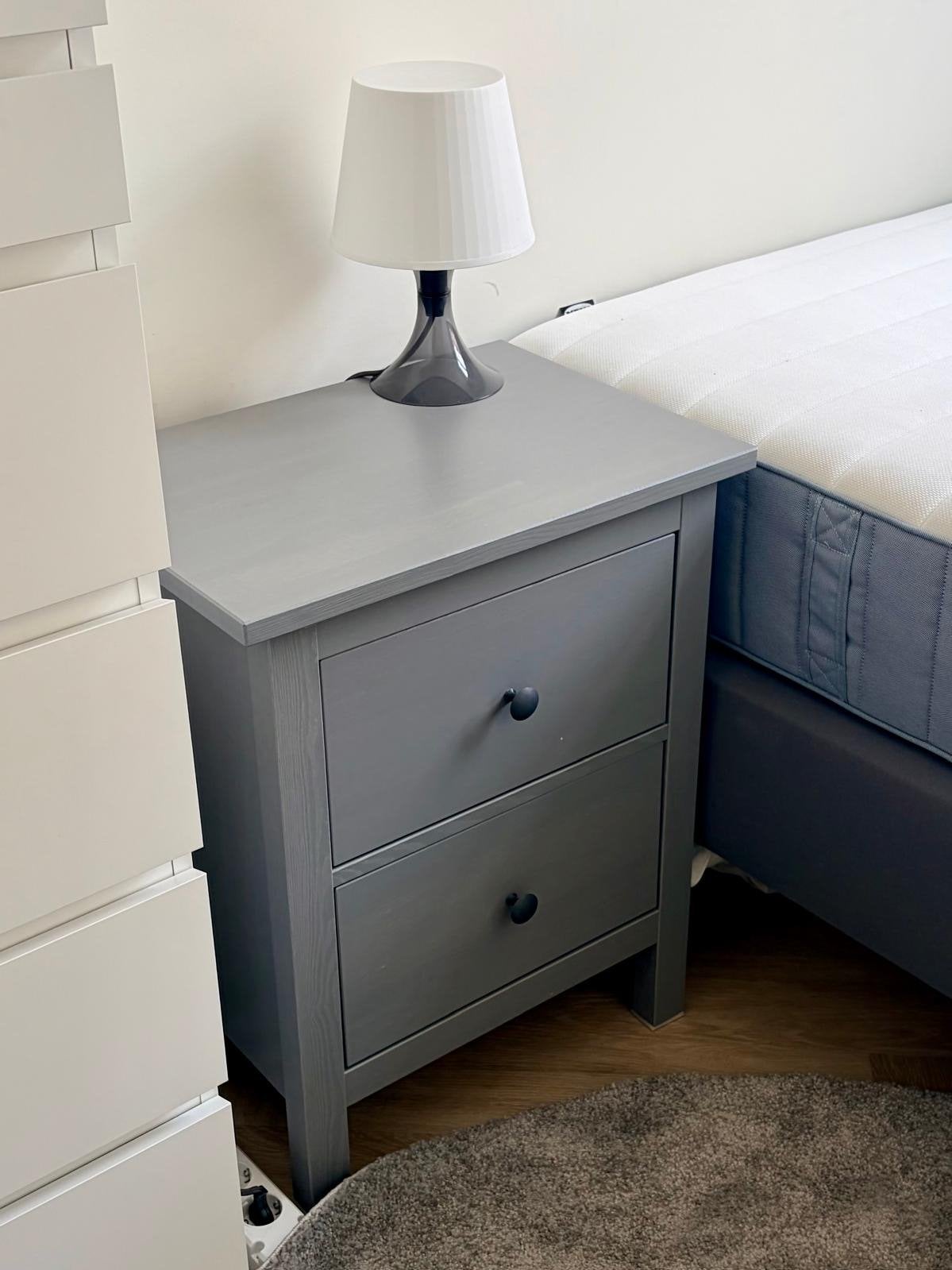 Nachtkastje IKEA met 2 lades - Grijs, Huis en Inrichting, Slaapkamer | Nachtkastjes, Ophalen, Gebruikt, Minder dan 45 cm, 55 tot 70 cm