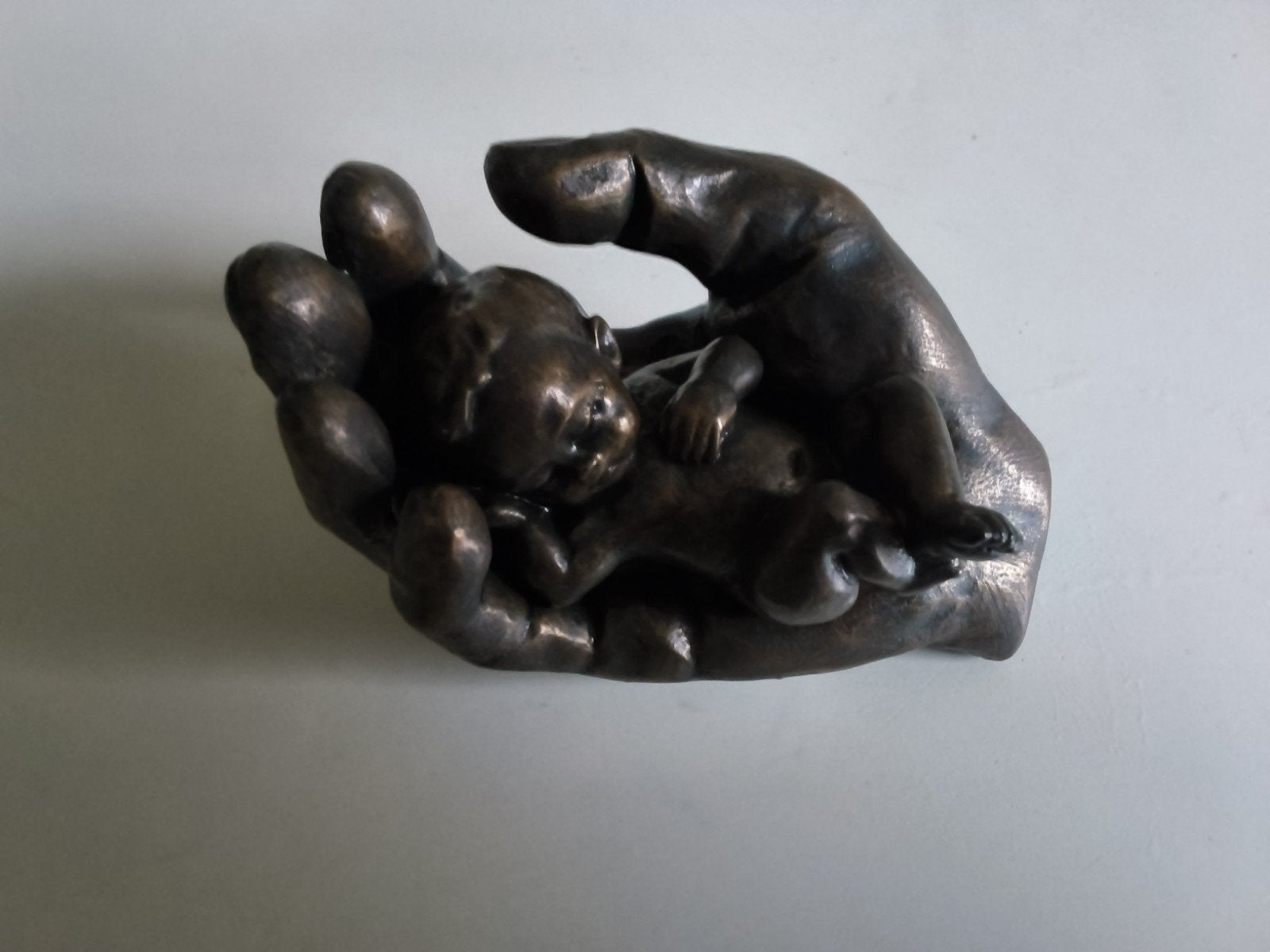 parastone (kunsthars) 3D beeldje met baby in  Vader's  hand, Ophalen of Verzenden, Zo goed als nieuw, Mens