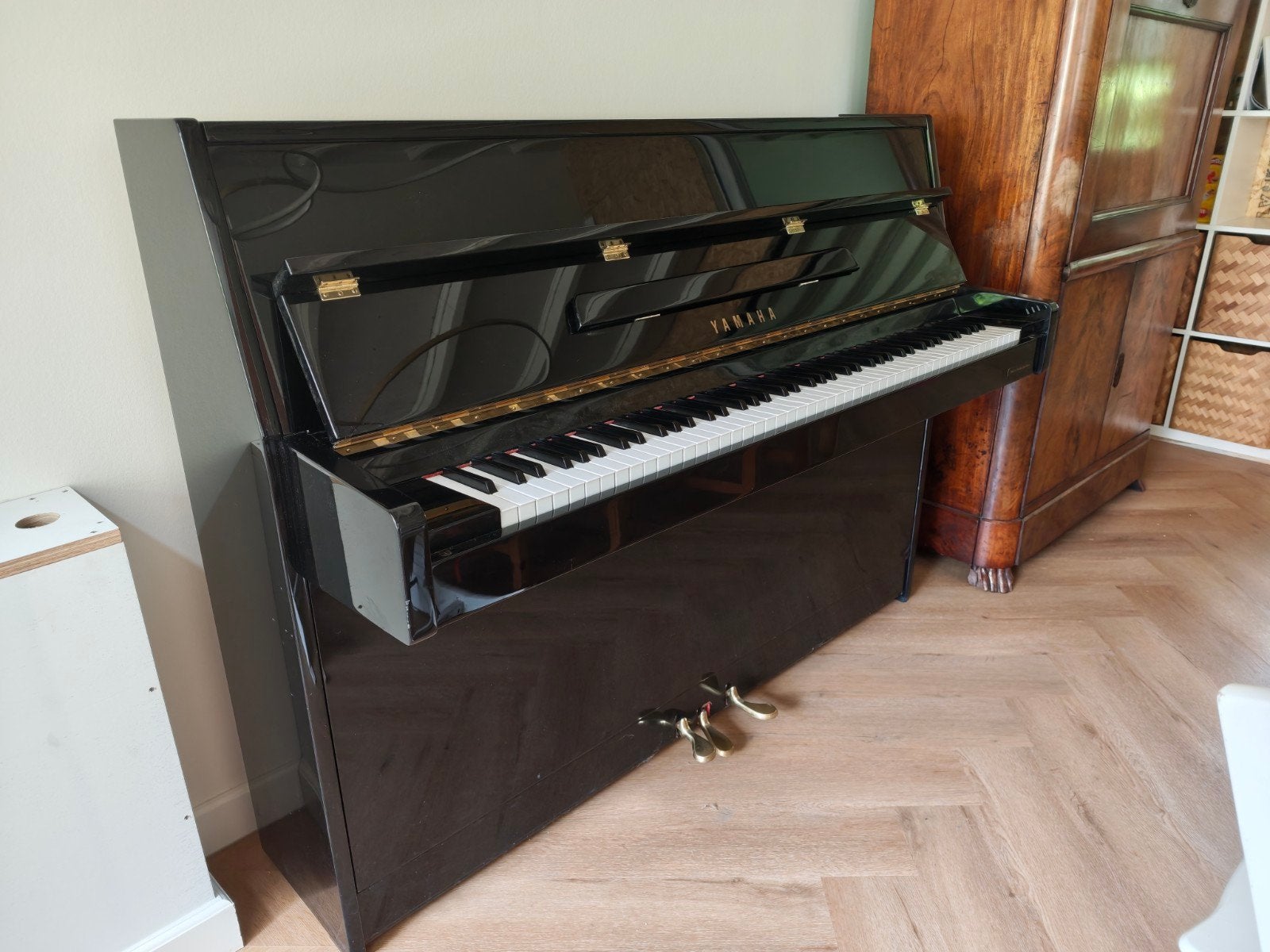 Yamaha Pearl River C110A akoestische piano - Goede staat, Muziek en Instrumenten, Piano's, Gebruikt, Zwart, Ophalen of Verzenden