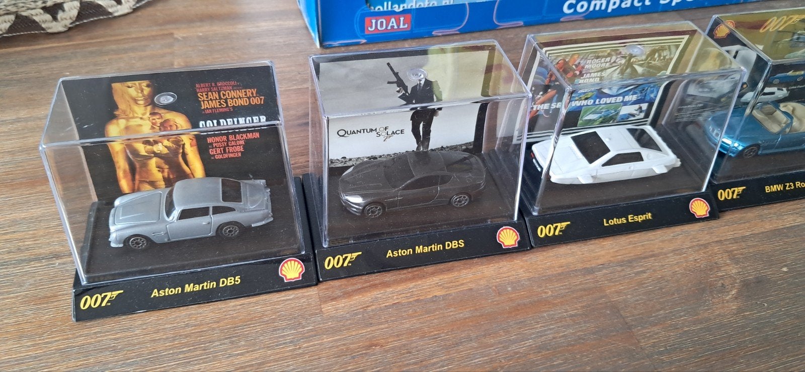 Verzameling van diverse modelauto's en vrachtwagens
